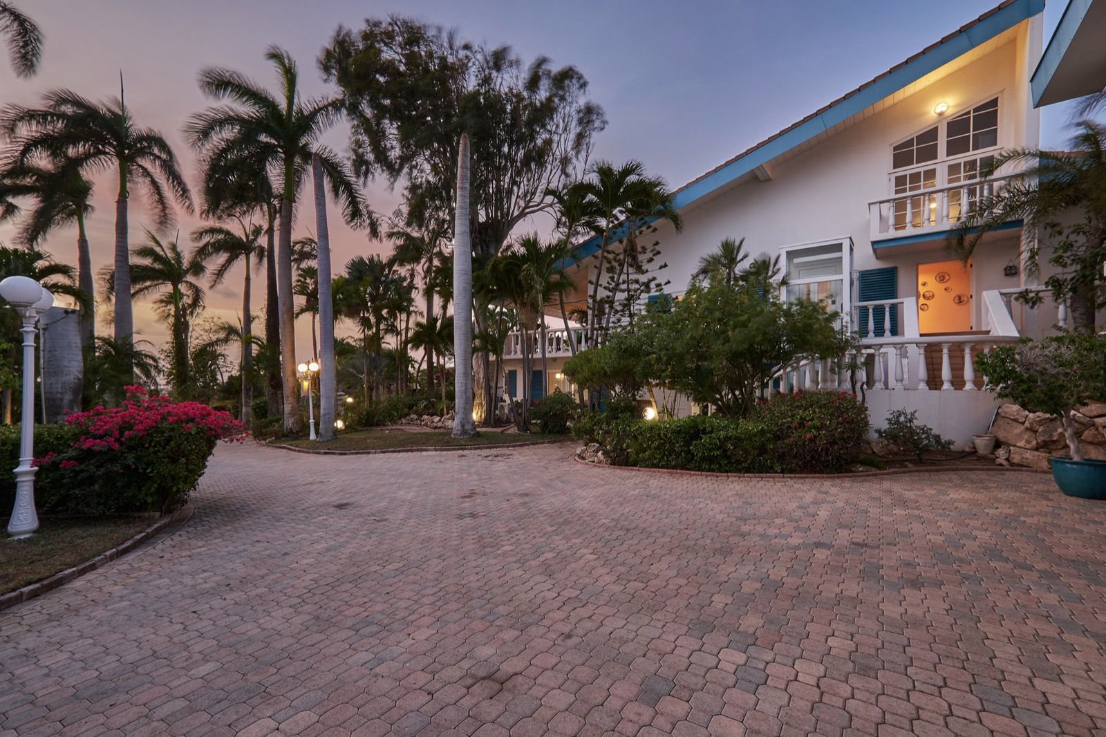 Villa exterieur in de avondzon