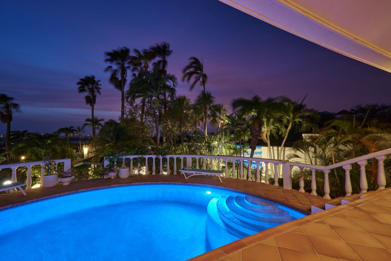 Verlicht zwembad in de schemering