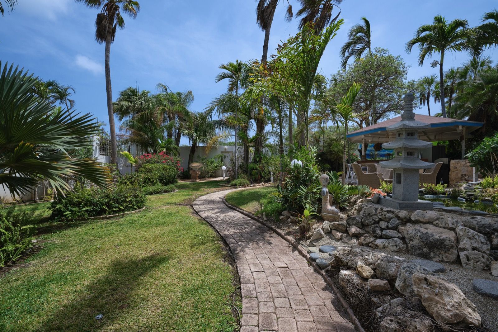 Tropische tuin met stenen pad